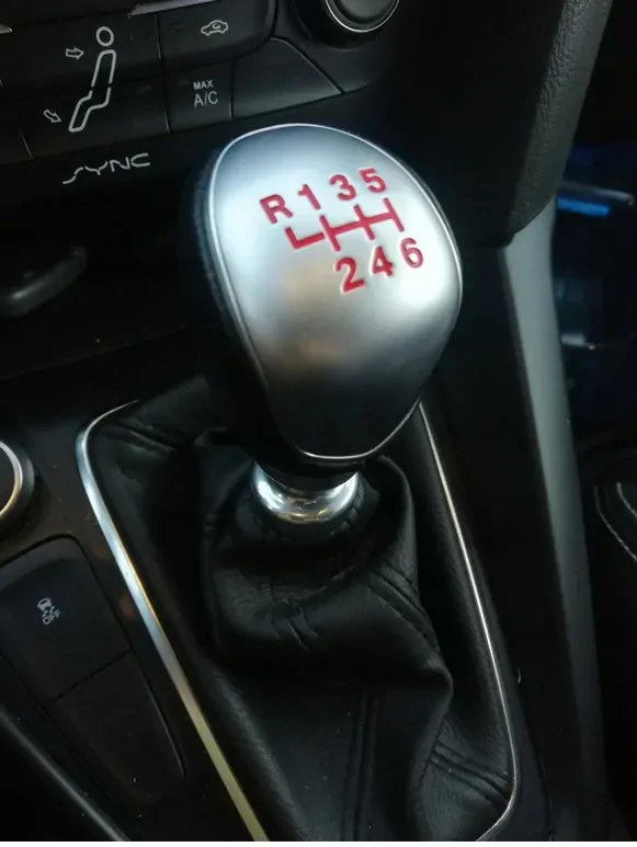 Hlavice řadící páky Ford Focus, Mondeo, S Max, Kuga, Galaxy, C Max, Transit -ST 6st. Červená