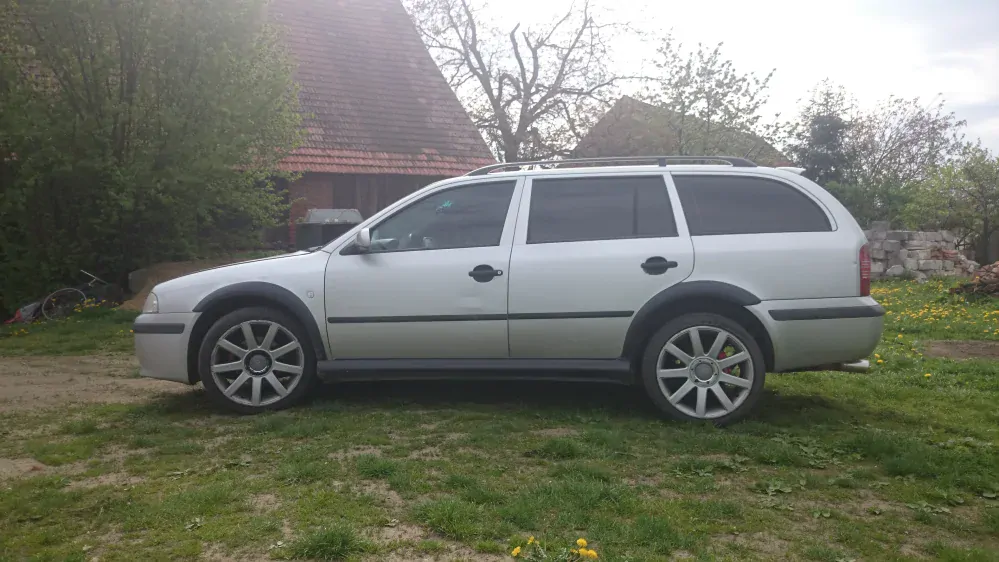 Plastové lemy blatníku Škoda Octavia I - 4kusy Jemný desén